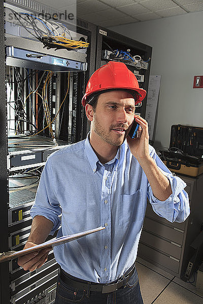 Netzwerktechniker bei der Fehlersuche am Telefon