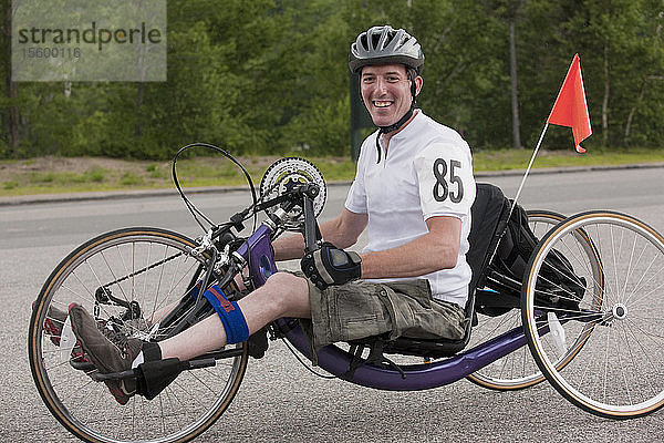 Mann mit Rückenmarksverletzung nimmt an einem Handbike-Rennen teil