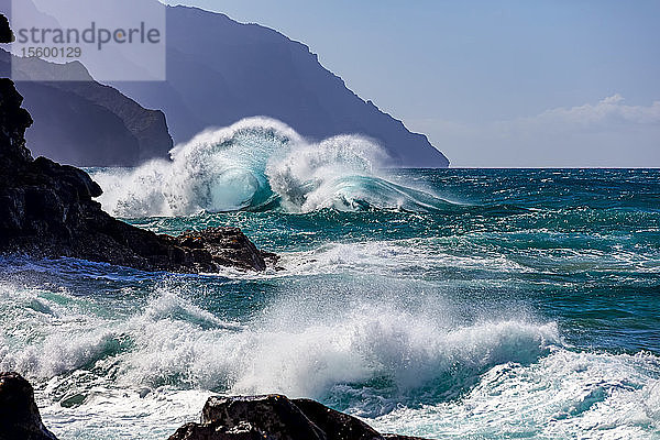 Große Wellen an der Na-Pali-Küste der Hawaii-Inseln; Kauai  Hawaii  Vereinigte Staaten von Amerika