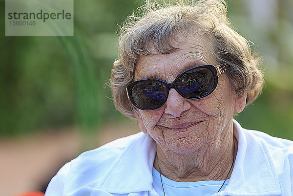 Porträt einer glücklichen älteren Frau mit Sonnenbrille