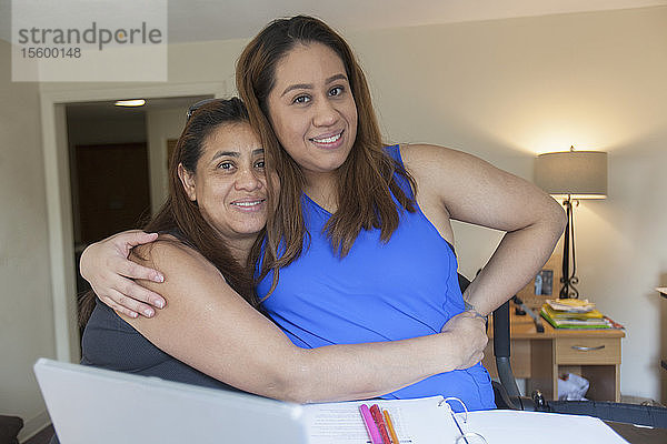 Latina mit Rückenmarksverletzung und ihre Mutter