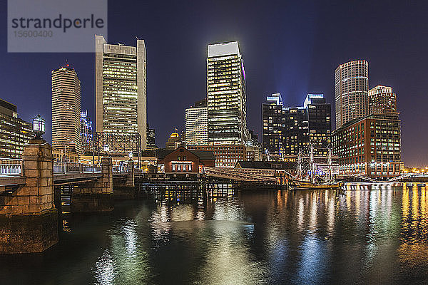 Wolkenkratzer bei Nacht beleuchtet  Congress Street Bridge  Fort Point Channel  South Boston  Boston  Massachusetts  USA