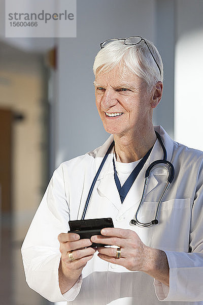 Textnachrichten des Arztes auf seinem Smartphone