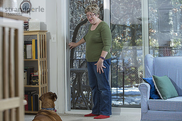 Frau mit Autismus sieht Hund an