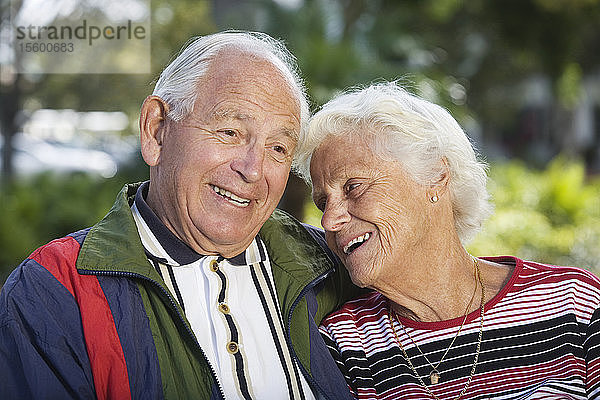 Lächelndes älteres Paar in einem Park.