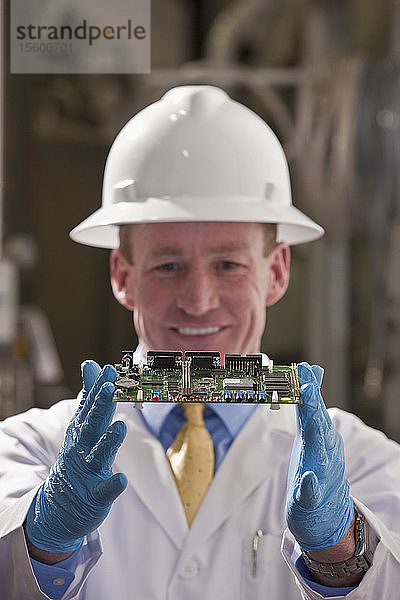 Ingenieur zeigt eine Mikrocontroller-Platine