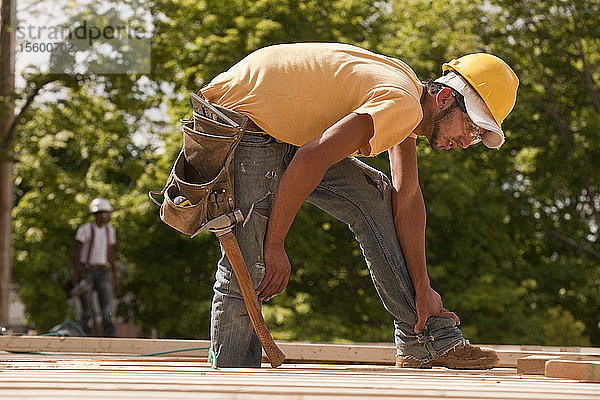 Zimmerer auf einer Baustelle