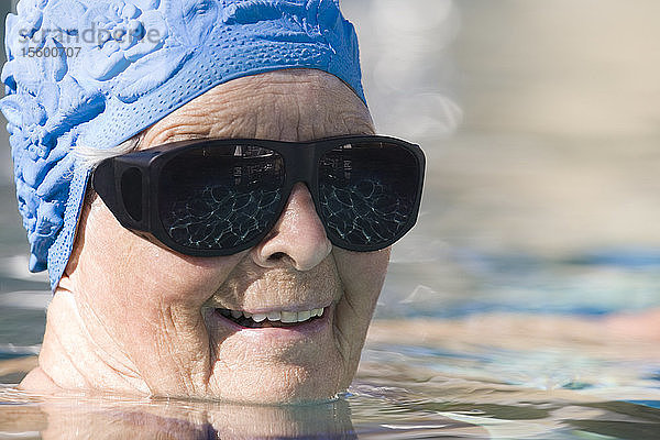 Porträt einer älteren Frau in einem Schwimmbad