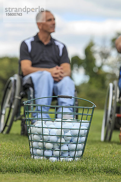 Mann im Rollstuhl mit Rückenmarksverletzungen wartet auf sein Golfspiel