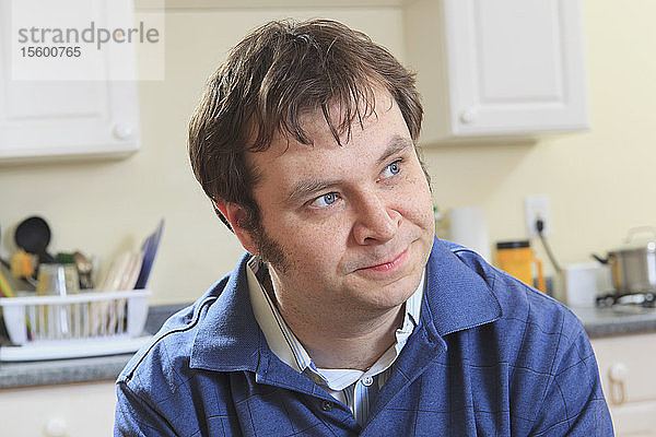 Mann mit Asperger-Syndrom lebt selbstständig in seiner Wohnung