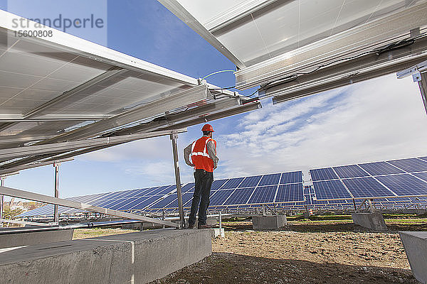 Energietechniker bei der Prüfung der Stromverkabelung einer Photovoltaikanlage