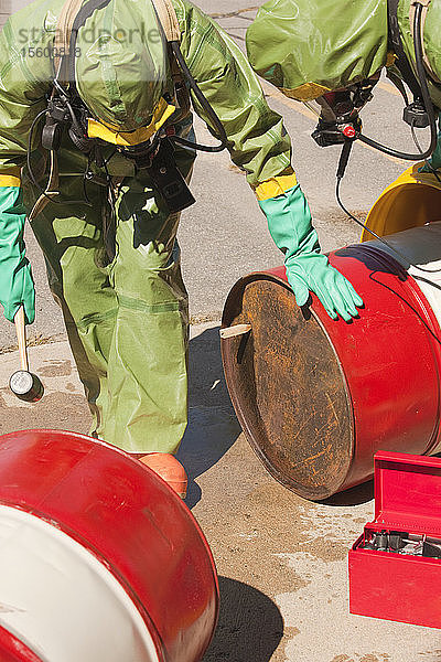 HazMat-Feuerwehrleute beim Verstopfen eines Fasses