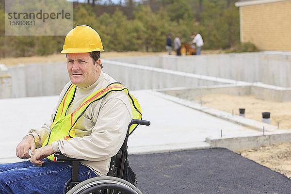 Bauleiter mit Querschnittslähmung auf der Baustelle