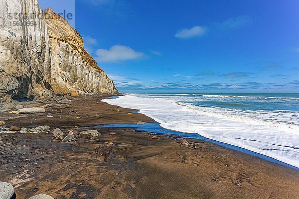 Strand und Klippen entlang der Küstenlinie der Südinsel Neuseelands mit Blick auf Stewart Island und die Westküste; Südinsel  Neuseeland
