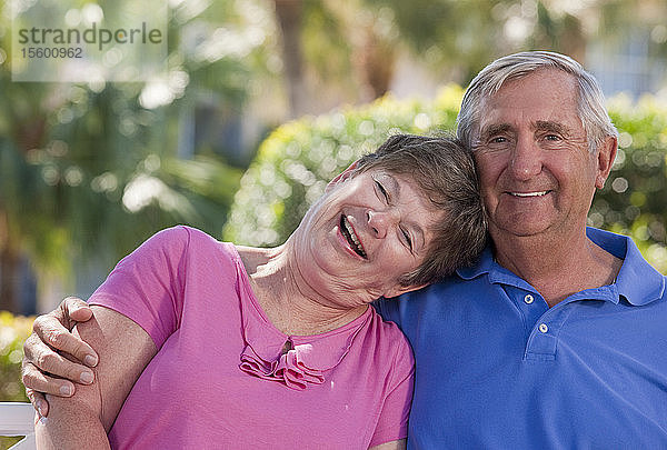 Nahaufnahme eines lächelnden Seniorenpaares