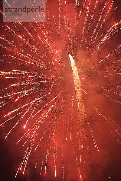 Blick auf ein Feuerwerk  das am Himmel glitzert.