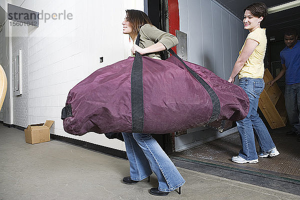 Junge Frau mit einer großen Reisetasche.