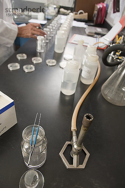 Wissenschaftlerin bei der Vorbereitung von Probenflaschen im Labor der Wasseraufbereitungsanlage