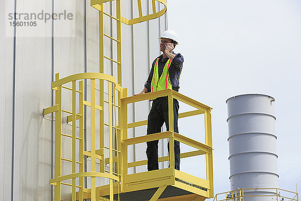 Wirtschaftsingenieur zum Sicherheitskäfig eines Brennstofflagertanks im Kraftwerk