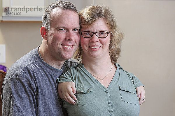 Porträt einer Frau mit TAR-Syndrom und ihres Mannes