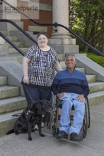 Mann mit Rückenmarksverletzung sitzt mit seiner blinden Tochter zusammen