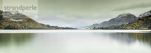 Großes Mehrstich-Panorama der Cascade Mountains und des Okanagan Valley in einer herbstlichen Umgebung mit frühem Schnee; British Columbia  Kanada