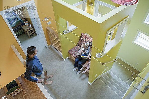Blick von oben auf eine Familie im Wohnzimmer einer behindertengerechten Wohnung