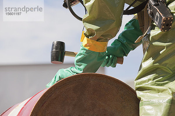 HazMat-Feuerwehrmann beim Verschließen eines Fasses