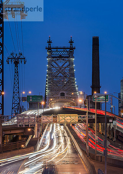 Ein- und ausfahrender Verkehr auf der Queensboro Bridge  Midtown Manhattan; New York City  New York  Vereinigte Staaten von Amerika