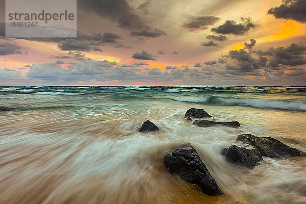 Sonnenaufgang über dem Pazifischen Ozean vom Ufer des Lydgate Beach; Kapaa  Kauai  Hawaii  Vereinigte Staaten von Amerika