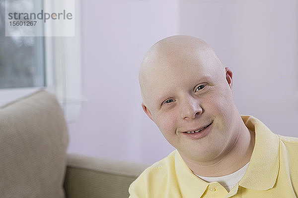 Porträt eines lächelnden Mannes mit Down-Syndrom