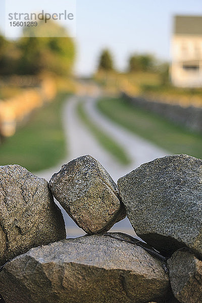 Steinmauer mit Landstraße