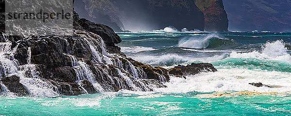 Die Wellen des türkisfarbenen Pazifiks an der Nordküste der Na Pali Coast; Kauai  Hawaii  Vereinigte Staaten von Amerika