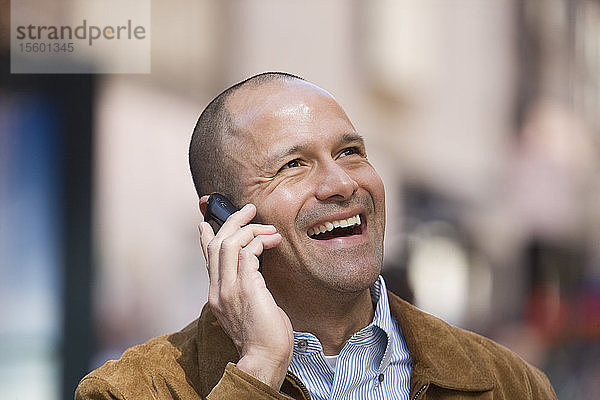 Hispanischer Mann telefoniert mit einem Mobiltelefon