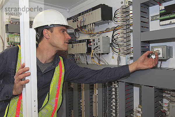 Wirtschaftsingenieur  der speicherprogrammierbare Steuerungen in einem Kraftwerk überprüft