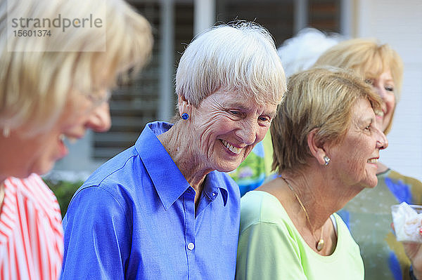 Glückliche ältere Frauen  die sich auf einer Party vergnügen