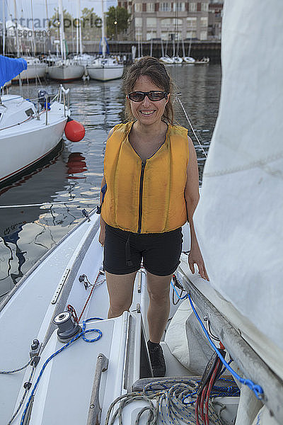 Frau mit Sehbehinderung auf einem Boot stehend