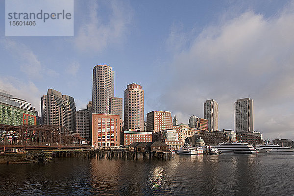 Gebäude am Wasser  Northern Avenue Bridge  Fort Point Channel  Boston  Massachusetts  USA
