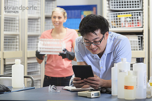 Ingenieurstudent verwendet ein Tablet zur Datenerfassung im Chemielabor