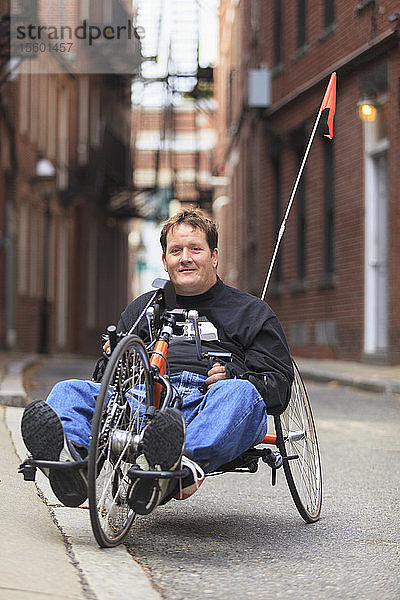 Mann mit Querschnittslähmung nach Straßenrennen auf Handbike