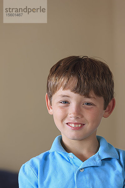 Porträt eines glücklichen Jungen mit Hörschädigung