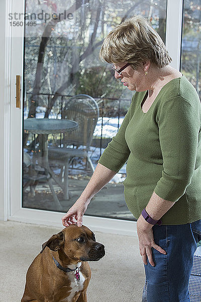 Frau mit Autismus steht mit Hund