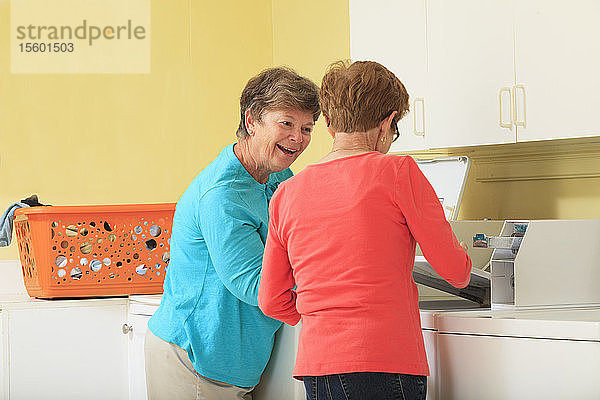 Ältere Frauen unterhalten sich in einer Waschküche