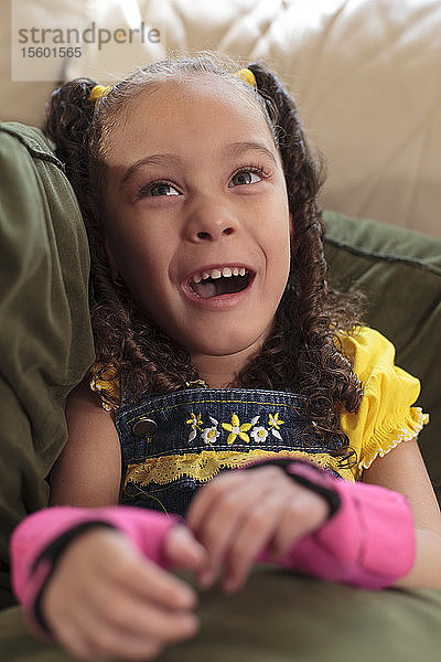 Kleines Mädchen mit zerebraler Kinderlähmung lächelt