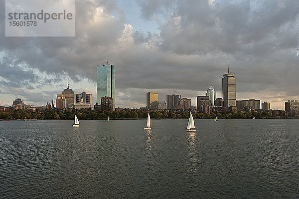 Segelboote auf dem Fluss mit Wolkenkratzer im Hintergrund  Charles River  Back Bay  Boston  Suffolk County  Massachusetts  USA