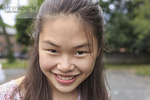 Porträt eines glücklichen Teenagers mit Lernbehinderung