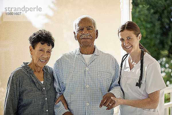 Porträt eines älteren Mannes mit seiner Frau und einer Krankenschwester