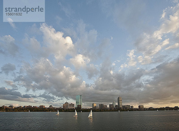 Segelboote auf dem Fluss mit Wolkenkratzer im Hintergrund  Charles River  Back Bay  Boston  Suffolk County  Massachusetts  USA