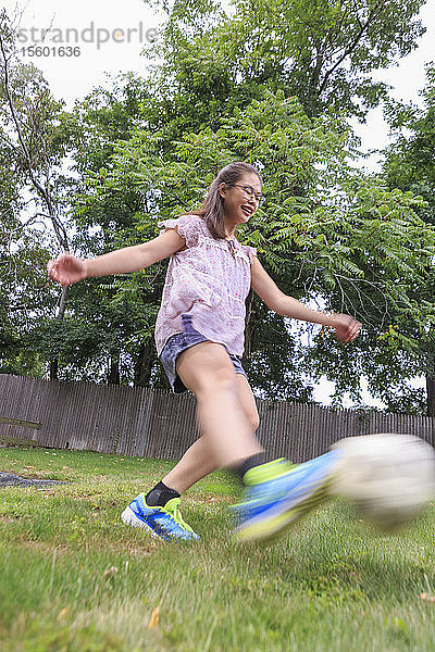 Lernbehindertes Teenager-Mädchen spielt Fußball