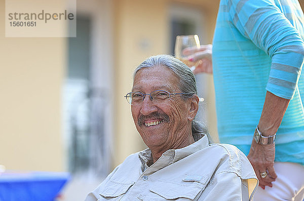 Porträt eines glücklichen älteren Mannes bei einer Party